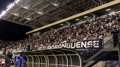 Gustavo acerta a própria trave e Gabriel Félix fura a bola — o que aconteceu