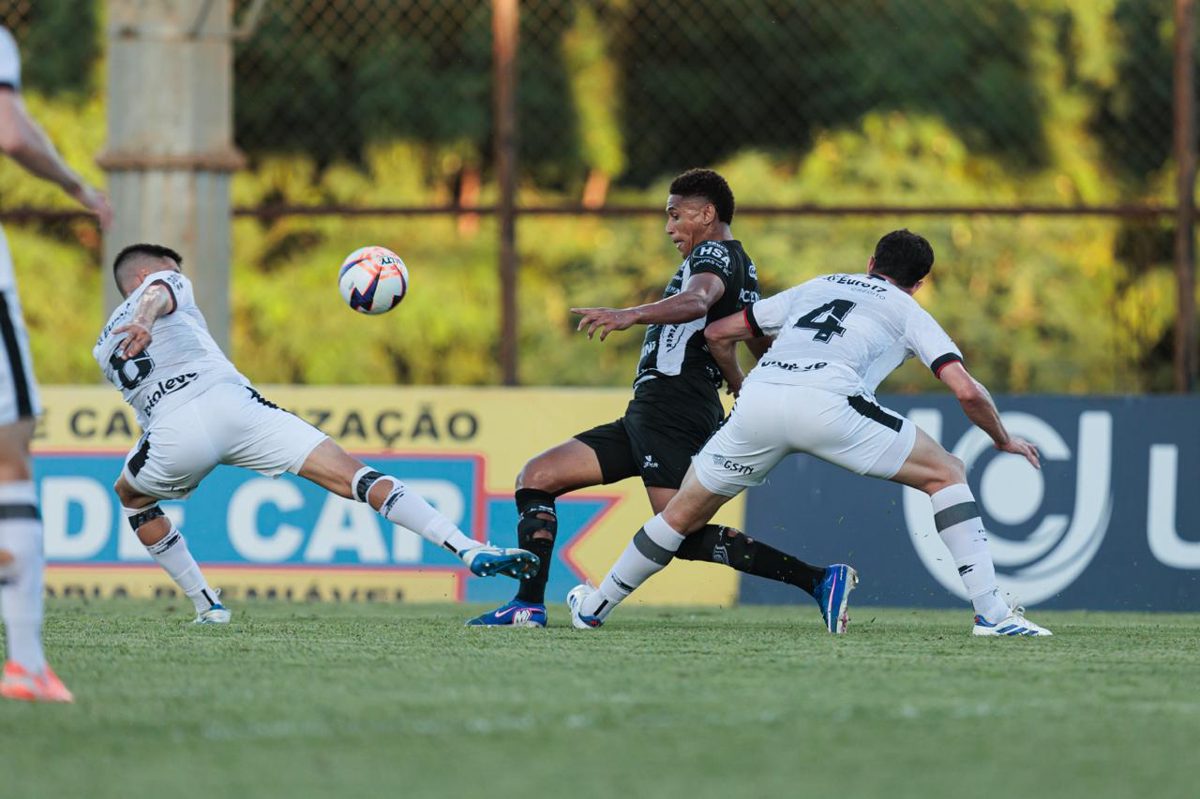 Gustavo acerta a trave e o Náutico fecha o placar em 3 a 0 Gustavo acerta a próp