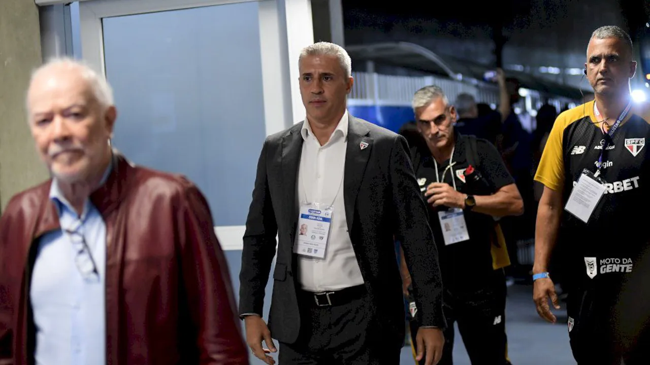 Presidente Harry Massis no Morumbis com ex-técnicos Crespo, Zubeldía e Dorival ao fundo