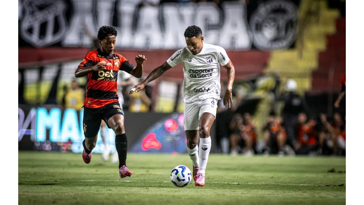 O que o vestiário do Ceará carregava antes de entrar em campo Alex Silva abre e