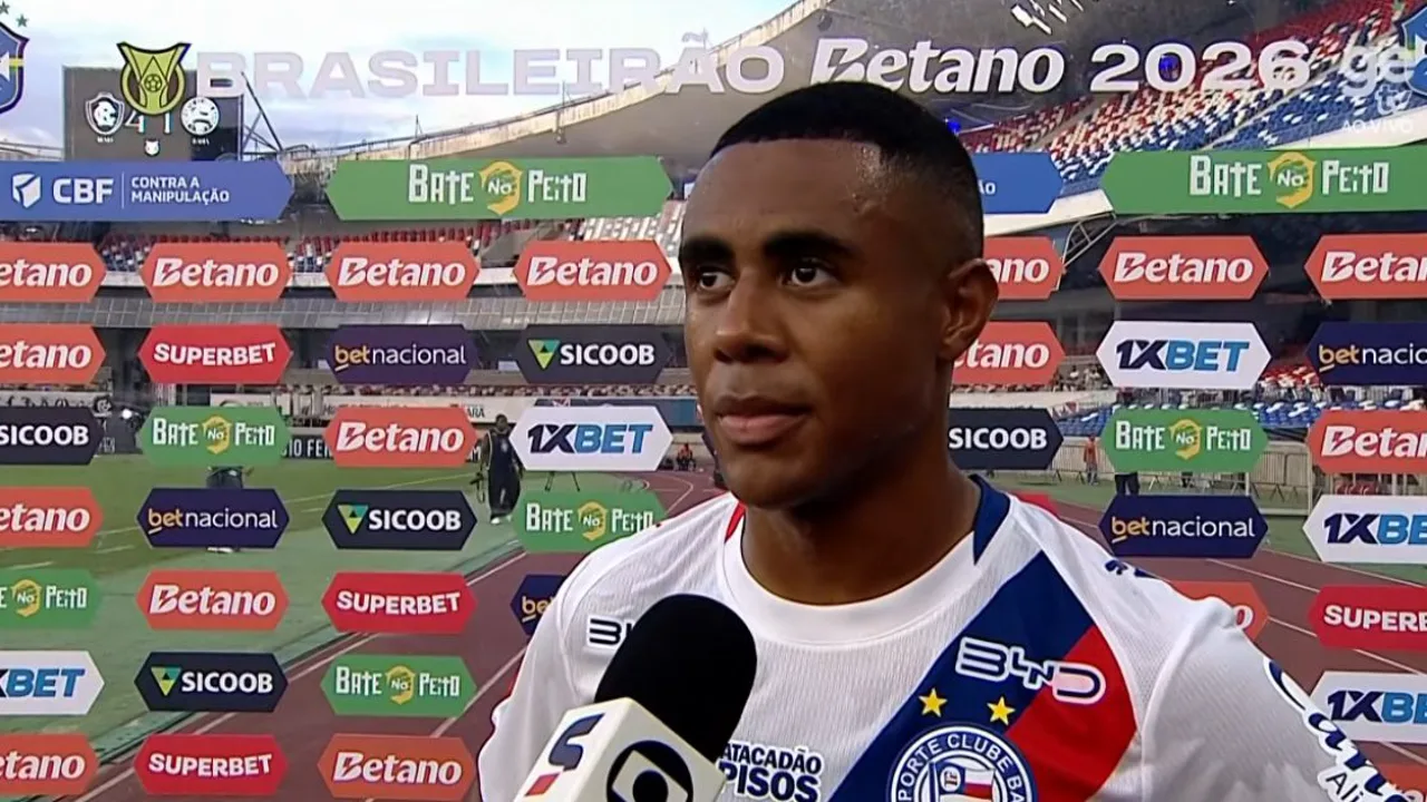Jogadores do Bahia cabisbaixos no gramado da Arena Fonte Nova após derrota por 3 a 1 para o Remo