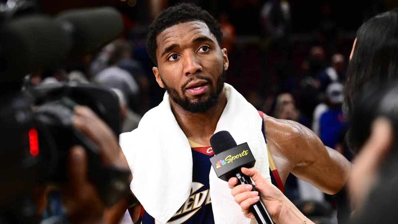 Donovan Mitchell comemorando com James Harden após virada dos Cavaliers sobre os Pistons no Jogo 4