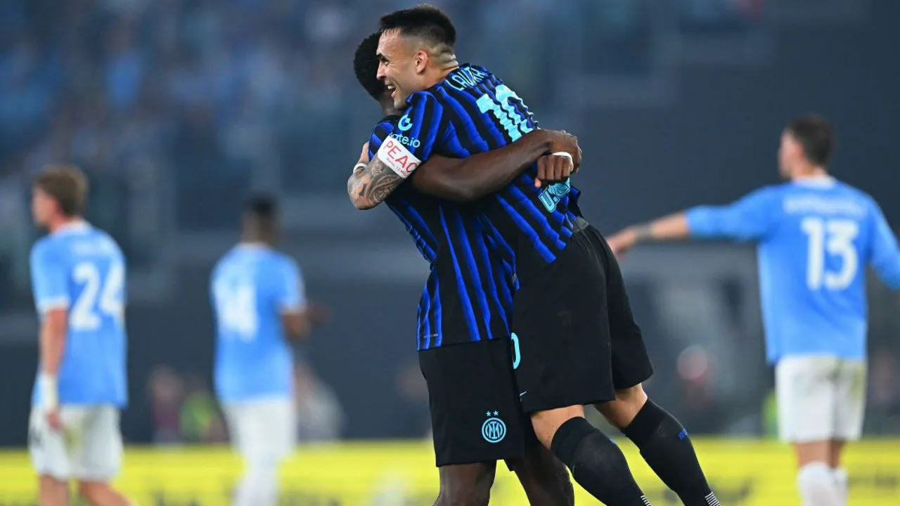 Cristian Chivu ergue a Copa da Itália no Estádio Olímpico de Roma após vitória da Inter sobre a Lazio