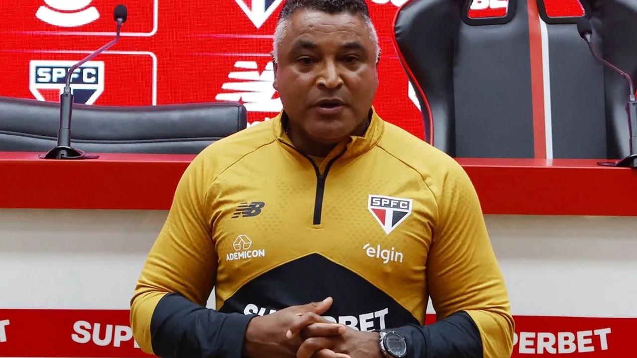 Roger Machado de costas no banco do São Paulo, cabeça baixa após eliminação na Copa do Brasil