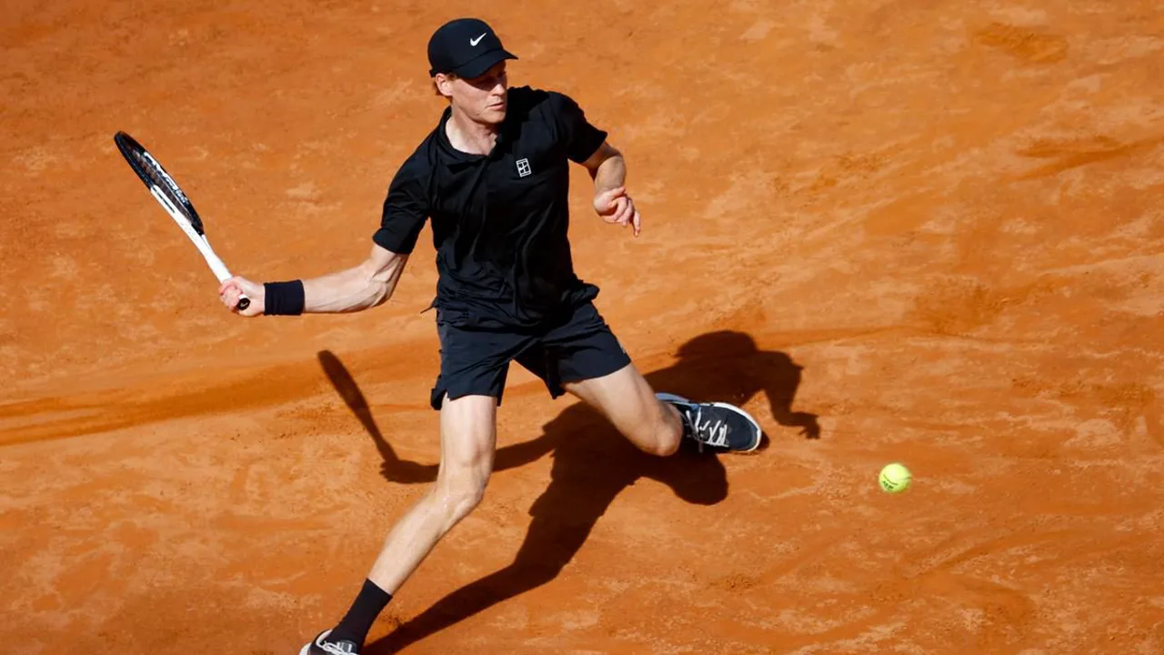 Jannik Sinner em ação no saibro do Foro Italico durante o Masters 1000 de Roma 2026