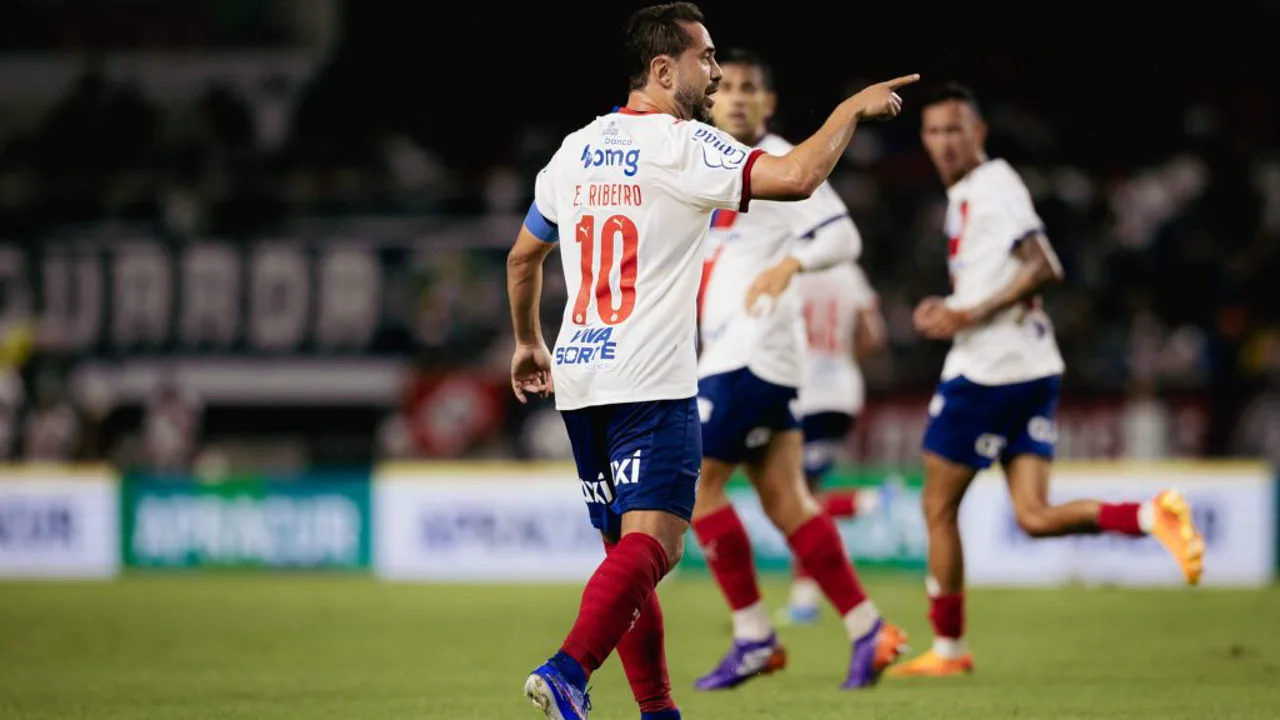 Jogadores do Bahia cabisbaixos no gramado do Mangueirão após eliminação para o Remo na Copa do Brasil