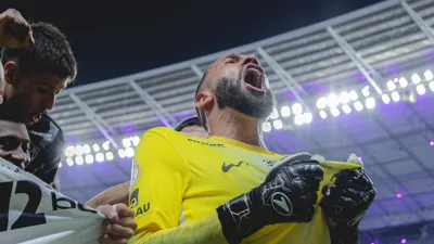 Everson já passou Victor nos números — mas os pênaltis da Libertadores ainda pesam