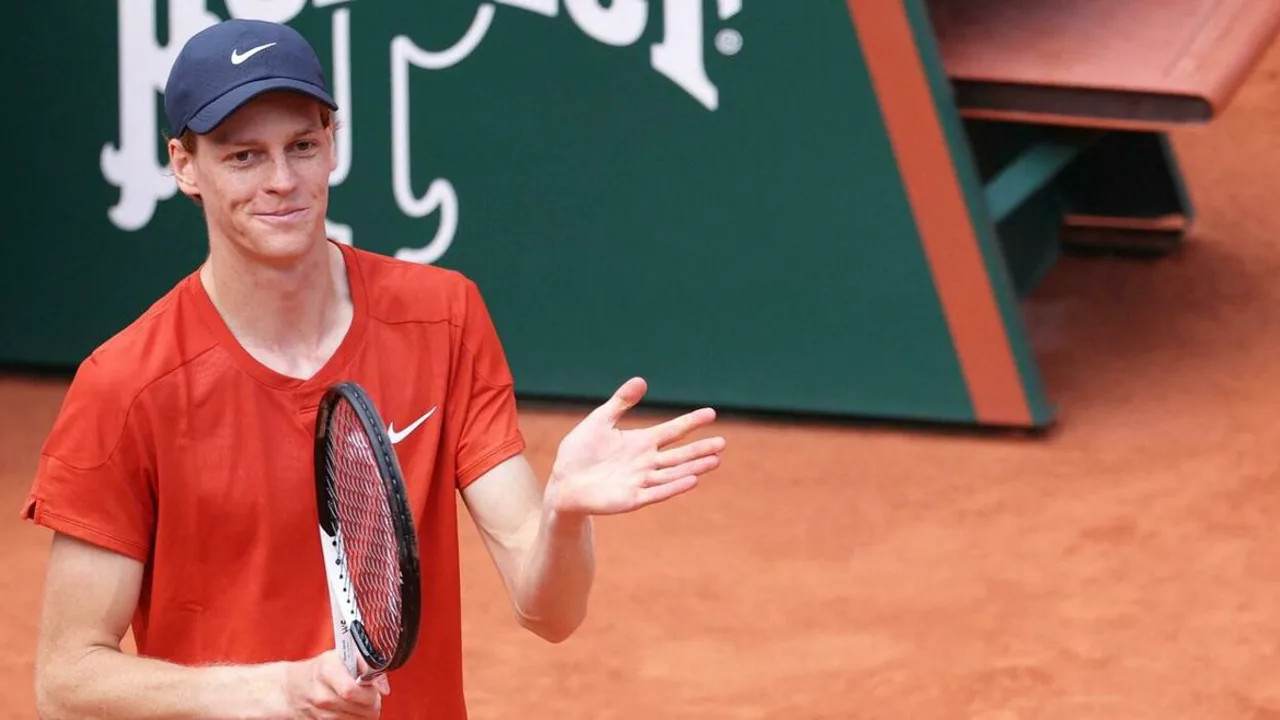 Jannik Sinner celebra no Stade Roland Garros após ser confirmado como número 1 do mundo na ATP em 2026