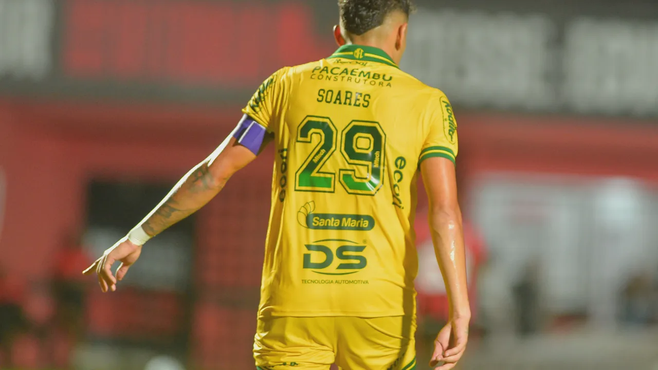 Tiquinho Soares cabeceando na área durante partida pelo Brasileirão 2026
