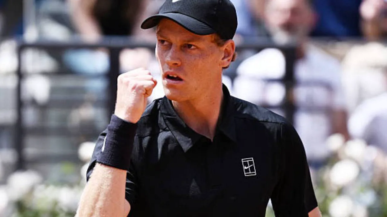Jannik Sinner celebra vitória sobre Rublev nas quartas do Masters 1000 de Roma no Foro Itálico