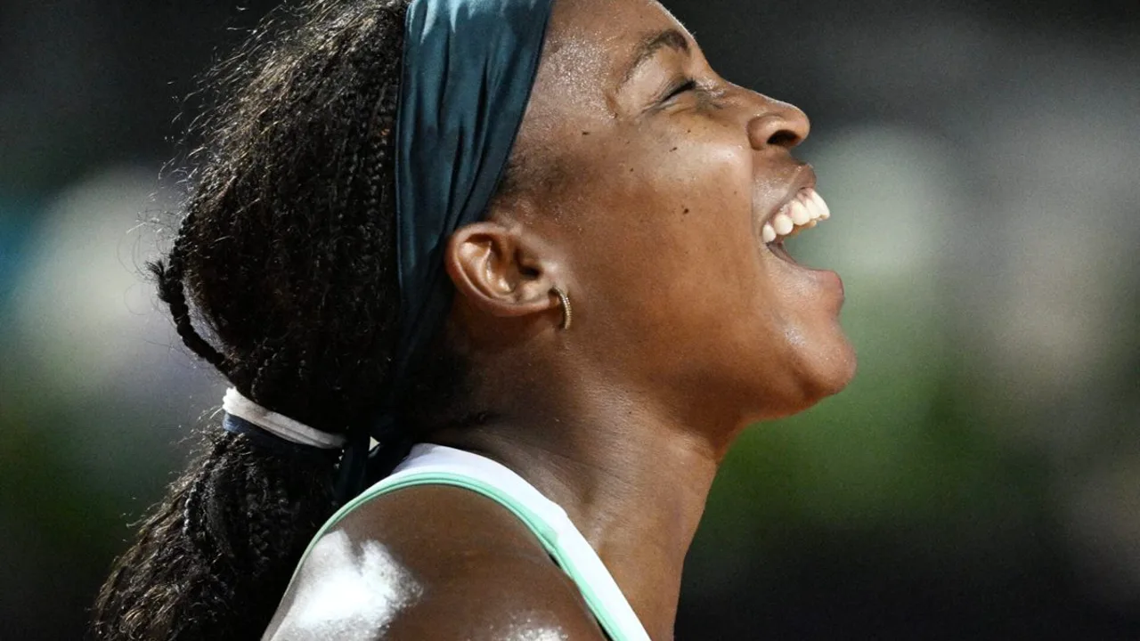 Coco Gauff celebra ponto decisivo no saibro do Foro Italico durante quartas do Aberto da Itália