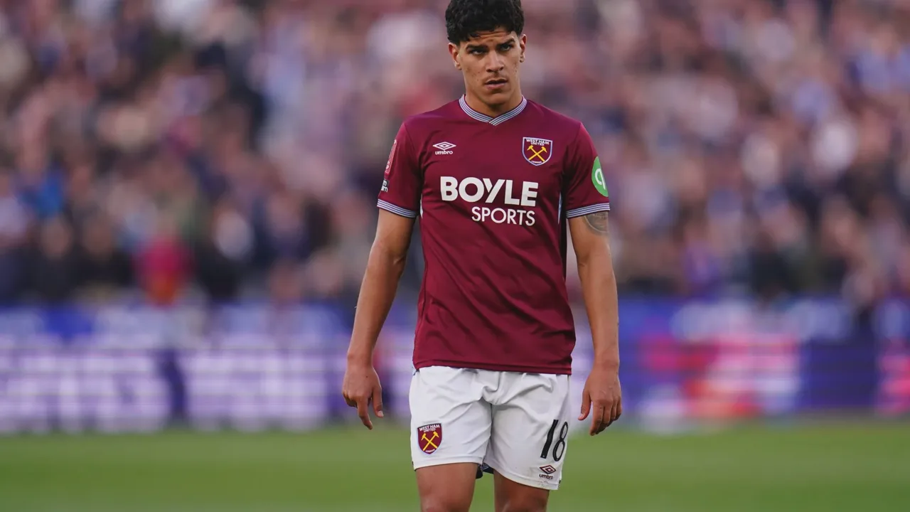 Mateus Fernandes com a camisa do West Ham em ação no London Stadium durante partida da Premier League