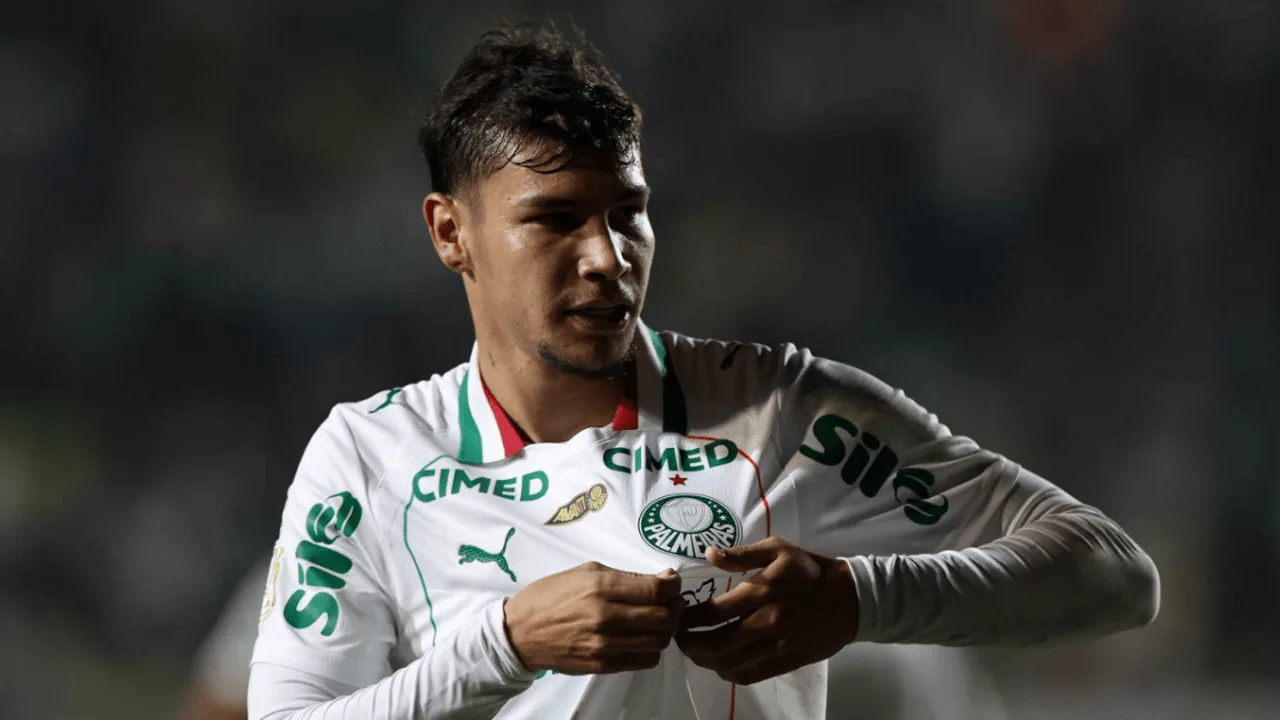 Jogadores do Palmeiras comemorando gol no Estádio do Café em Londrina contra o Jacuipense