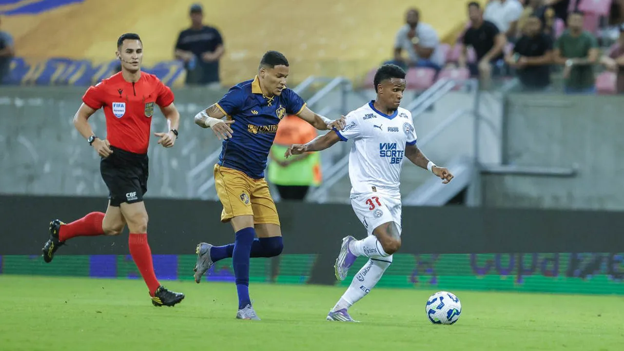 Everaldo Marques com microfone durante transmissão de jogo da Seleção Brasileira