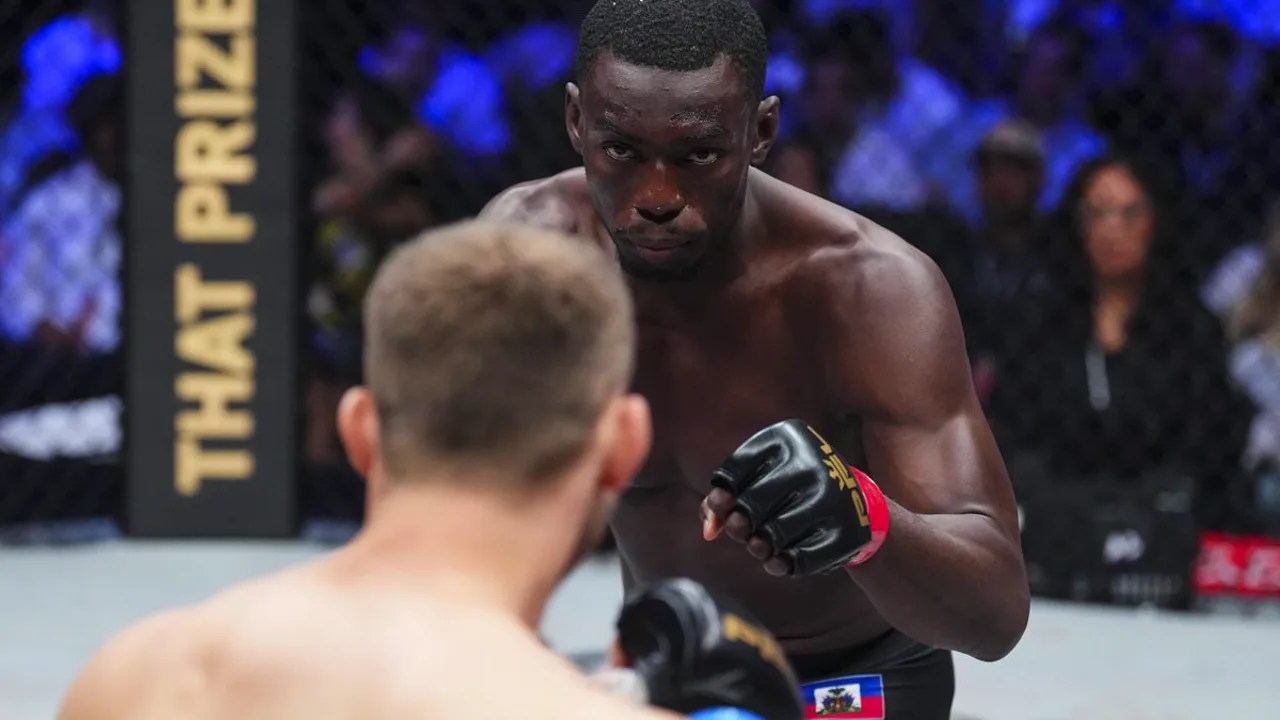 Thad Jean em posição de combate no octógono do PFL, com expressão concentrada antes de uma luta decisiva