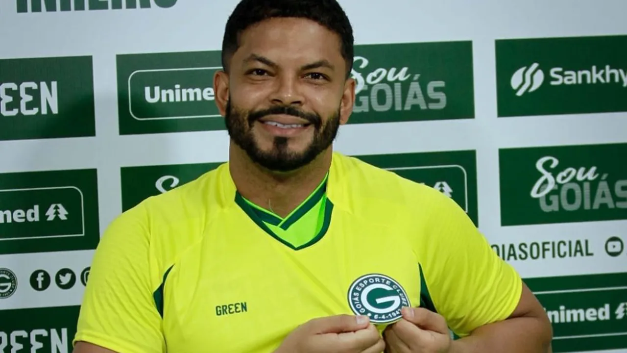 Goleiro Tadeu, capitão do Goiás, com luvas e uniforme esmeraldino durante partida da Série B