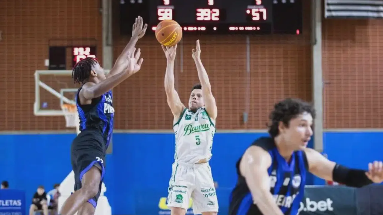 Quadra do Ginásio Poliesportivo Henrique Villaboim durante partida do NBB entre Pinheiros e Bauru em novembro de 2024