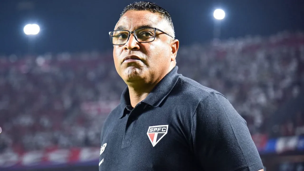 Harry Massis e Roger Machado no CT da Barra Funda, São Paulo, expressão tensa em reunião de diretoria