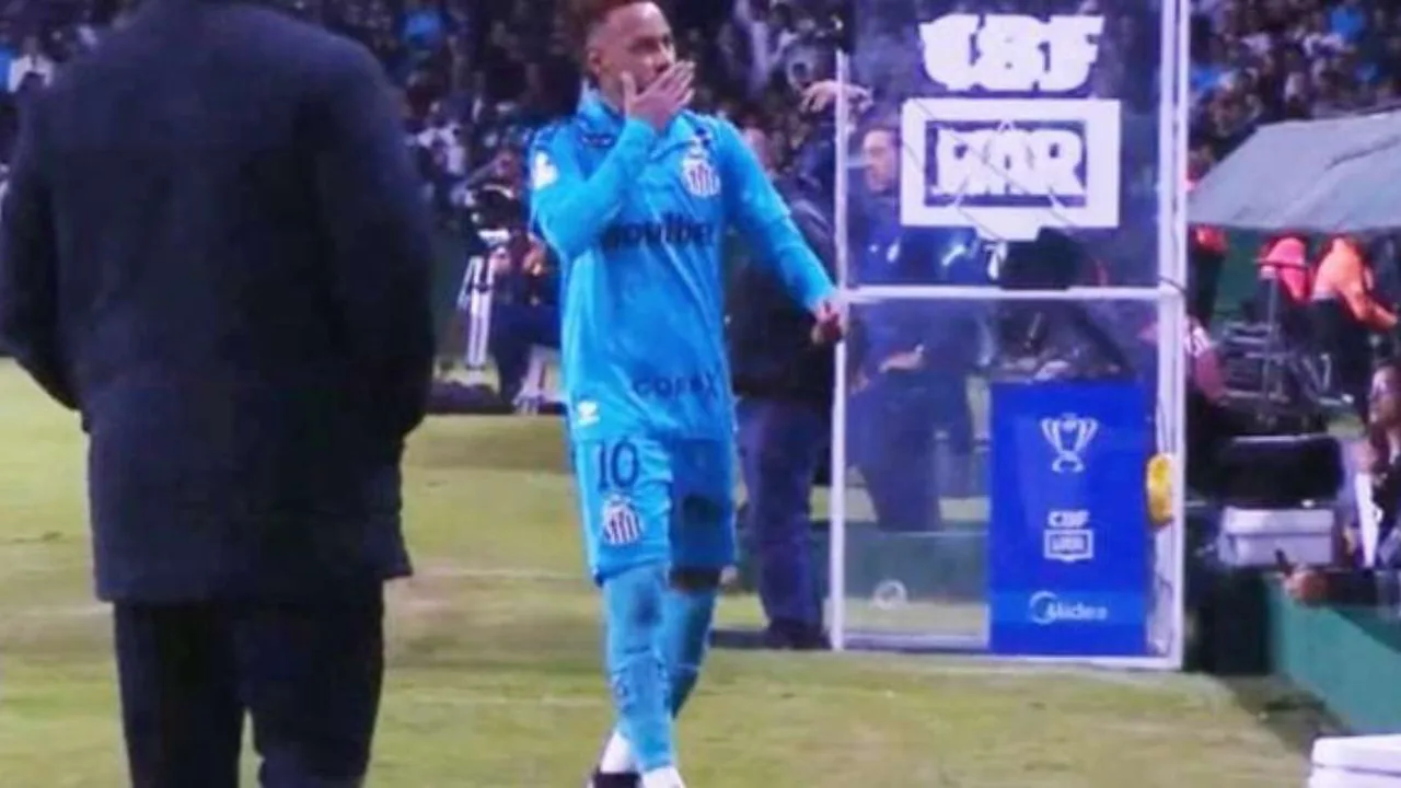 Neymar fazendo sinal de 2 a 0 para a torcida do Coritiba no Estádio Couto Pereira