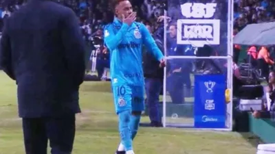 Neymar fez 2 a 0 com a mão e a torcida do Coritiba nunca vai esquecer