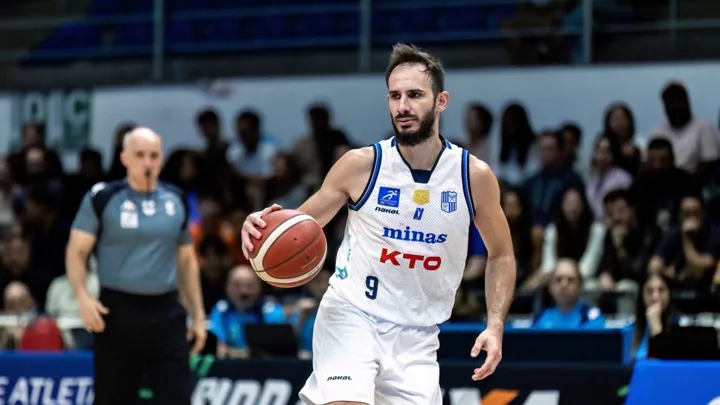 Quadra da Arena Minas Tênis Clube durante partida do NBB em dezembro de 2024, com torcida presente