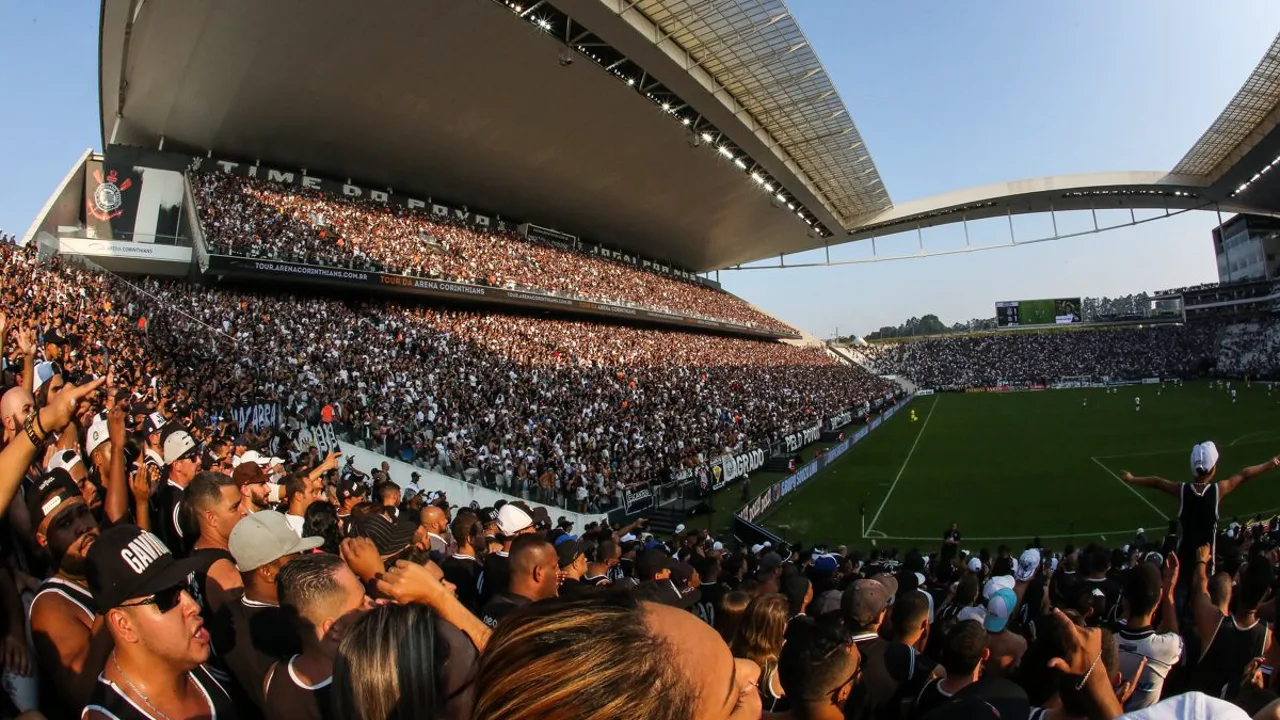 Quadra da Arena BRB Nilson Nelson em Brasília durante partida de basquete entre Brasília e São Paulo em dezembro de 2024