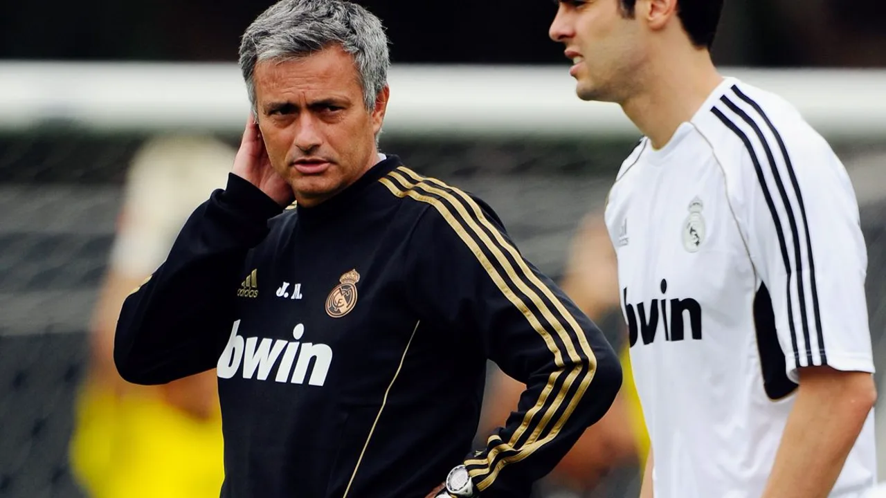José Mourinho no banco de reservas do Real Madrid durante partida no Santiago Bernabéu