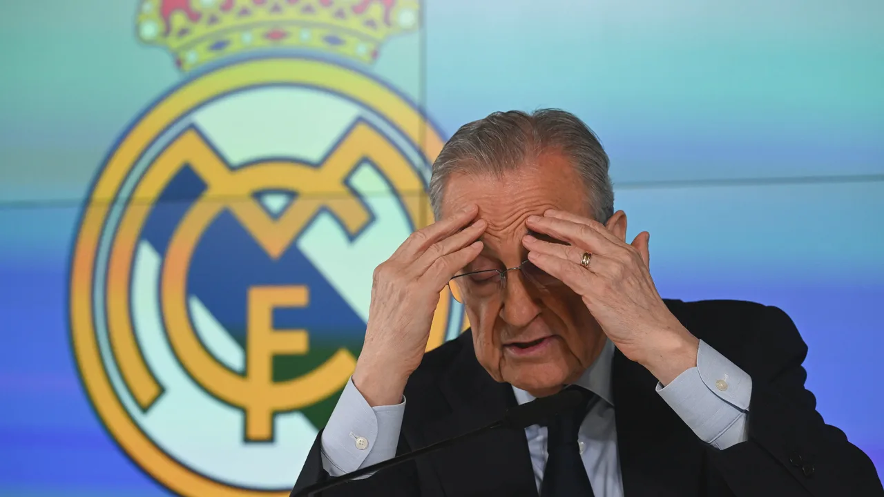 Florentino Pérez em coletiva de imprensa no Real Madrid, microfone à frente, expressão séria