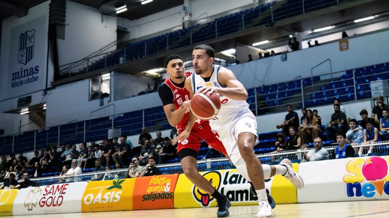 Jogadores de Minas e Paulistano disputam lance na Arena Minas Tênis Clube em dezembro de 2024 pelo NBB