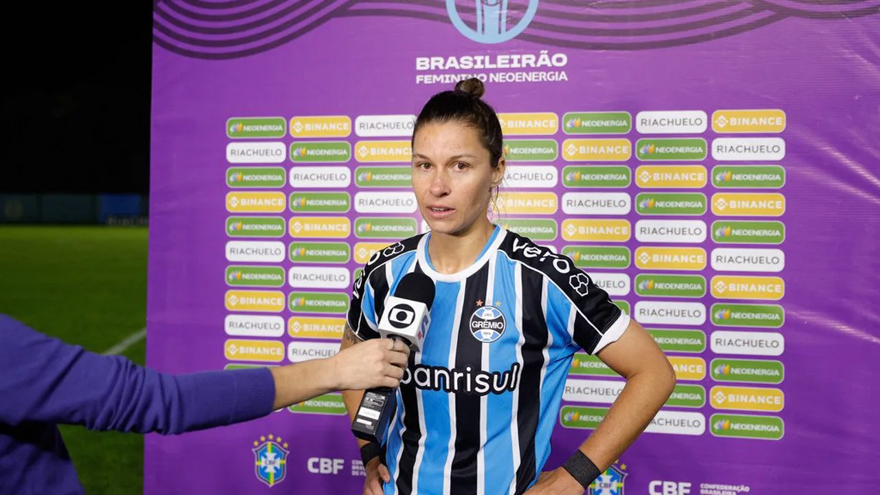 Renato Portaluppi gesticulando na beira do campo durante jogo do Grêmio na Copa do Brasil