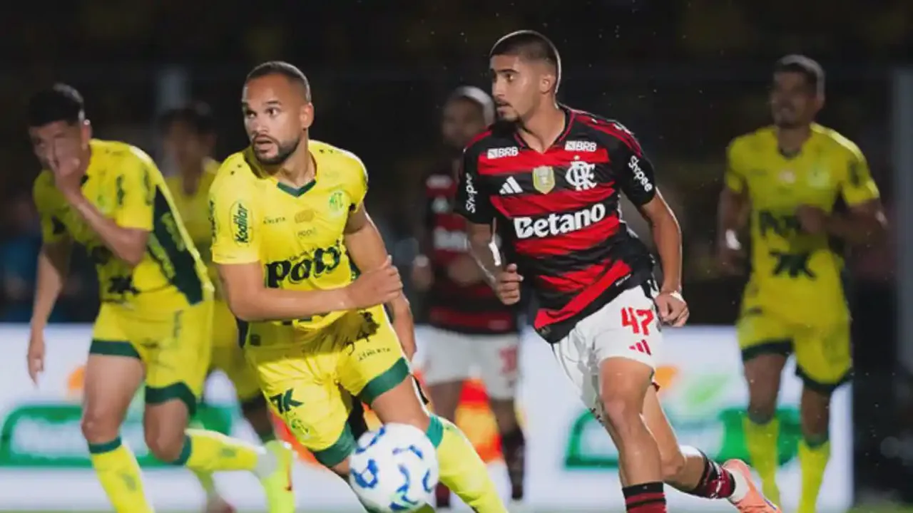 Jogadores do Flamengo em campo durante partida da Copa Libertadores, com bandeiras da torcida ao fundo
