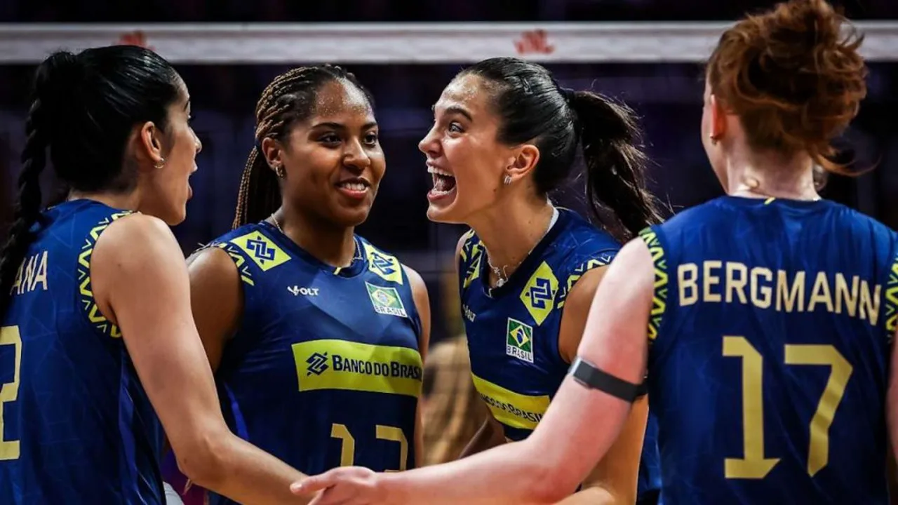 Líbero de colete diferente em posição de recepção durante partida de vôlei de quadra