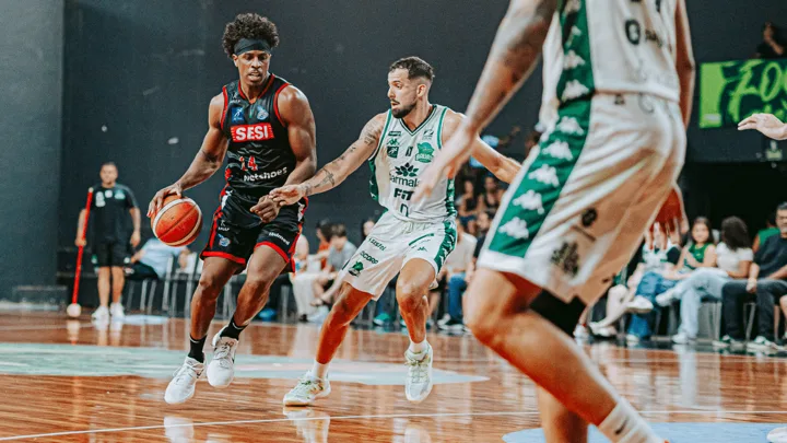 Quadra do Ginásio Pedrocão durante partida do NBB entre Franca e Bauru em março de 2025