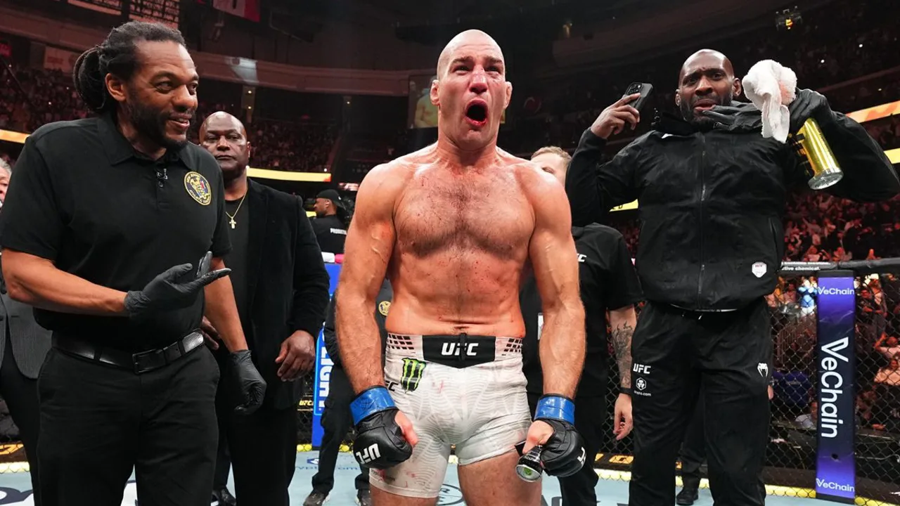 Árbitro do UFC interrompendo uma luta com os braços abertos em sinal de TKO no octógono