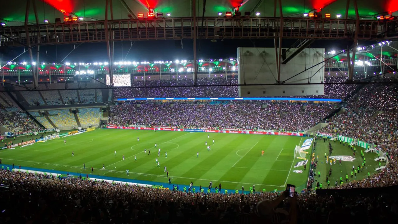 Jogadores do Real Madrid cabisbaixos no gramado do Bernabéu após derrota na La Liga 2025/2026
