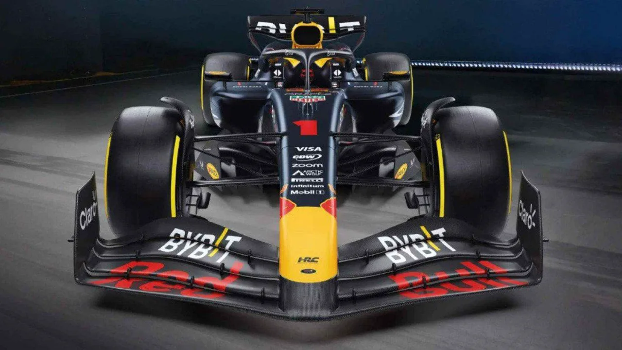 Valtteri Bottas no paddock da Fórmula 1 com crachá de acesso visível, GP de Miami 2026