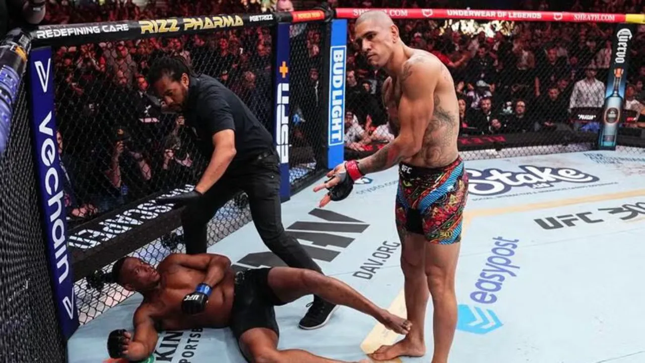Sean Strickland celebra vitória por decisão dividida sobre Khamzat Chimaev no UFC 328 em Newark