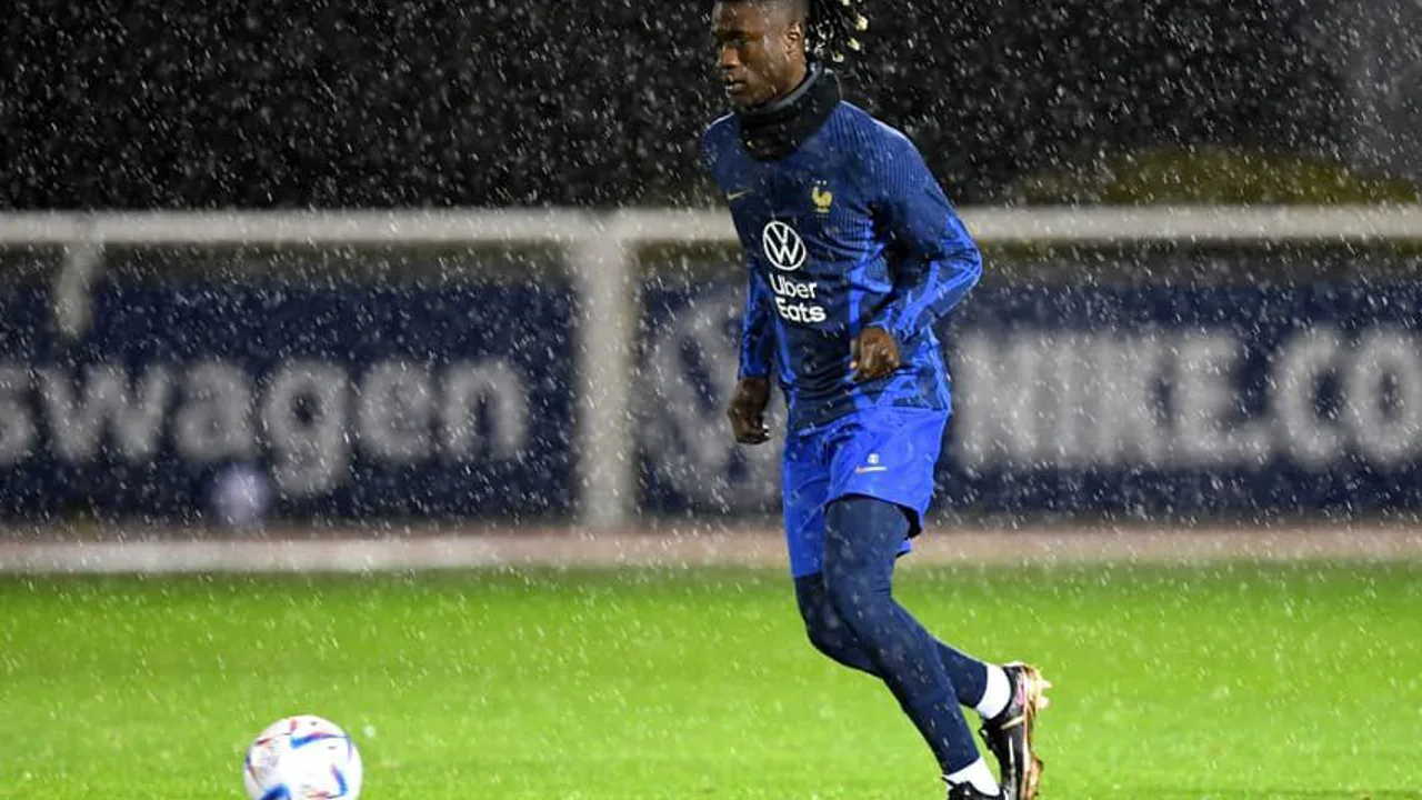 Didier Deschamps observa treino da seleção francesa com meio-campistas em campo