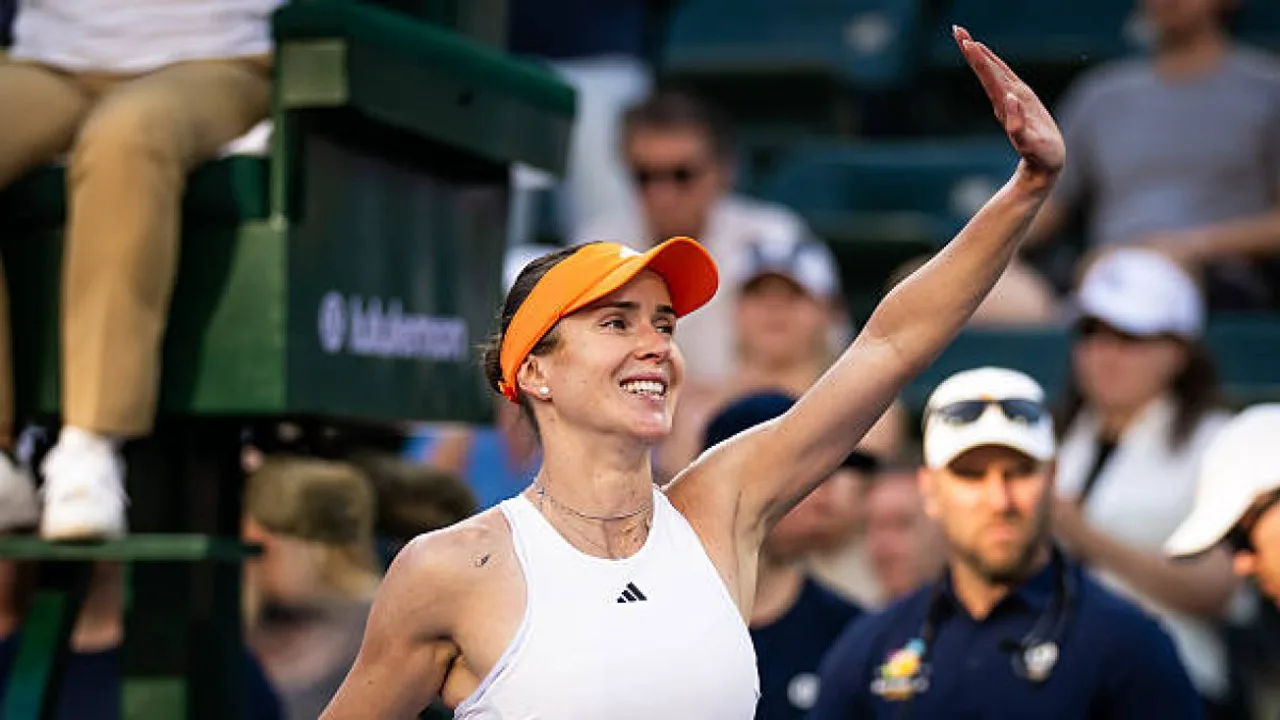 Elina Svitolina comemora ponto no saibro do Foro Italico em Roma durante vitória sobre Rybakina