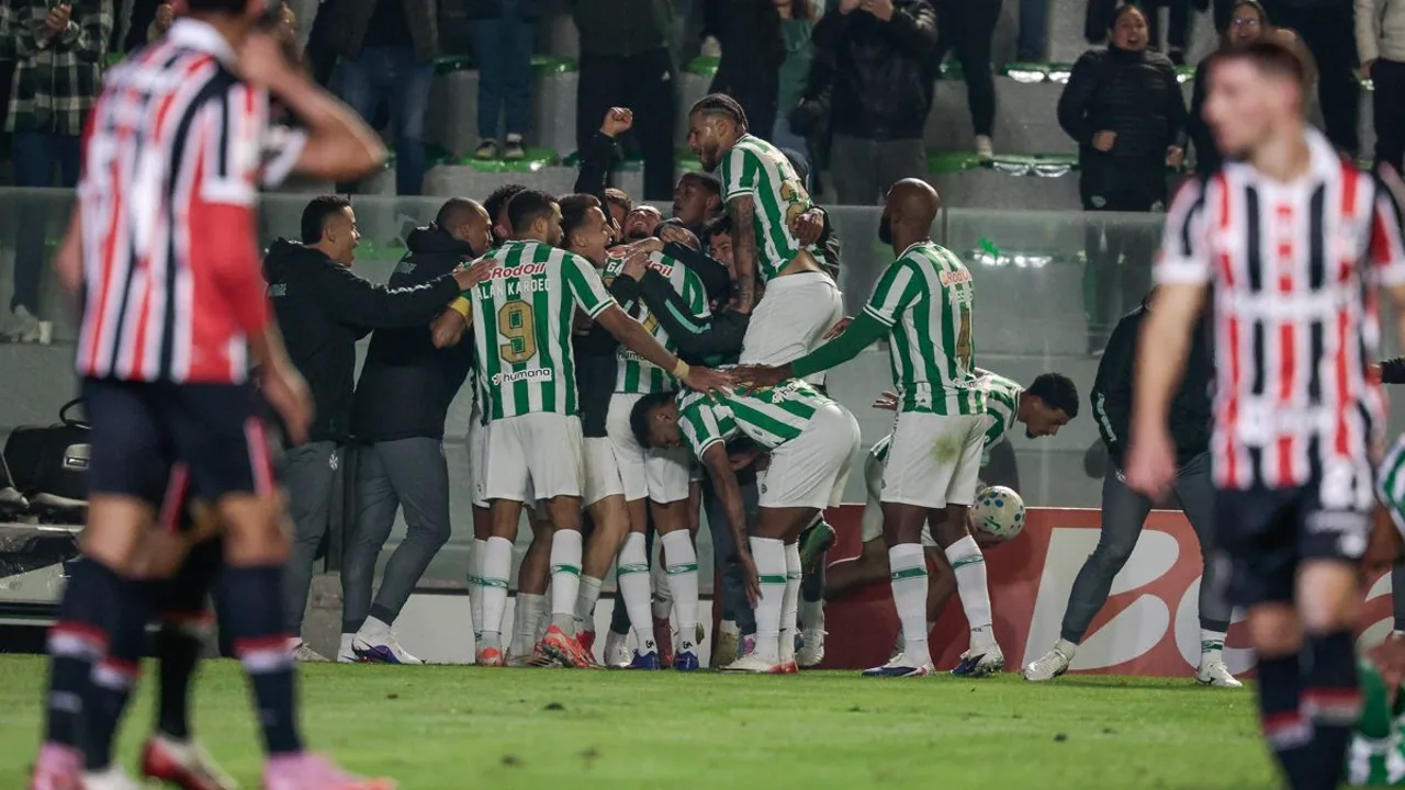 Roger Machado na beira do campo durante partida do São Paulo no Brasileirão 2026