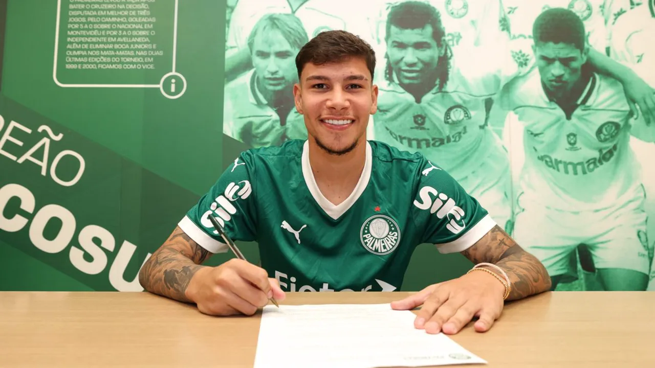 Erick Belé comemorando gol pelo Palmeiras na Copa do Brasil contra o Jacuipense no Estádio do Café
