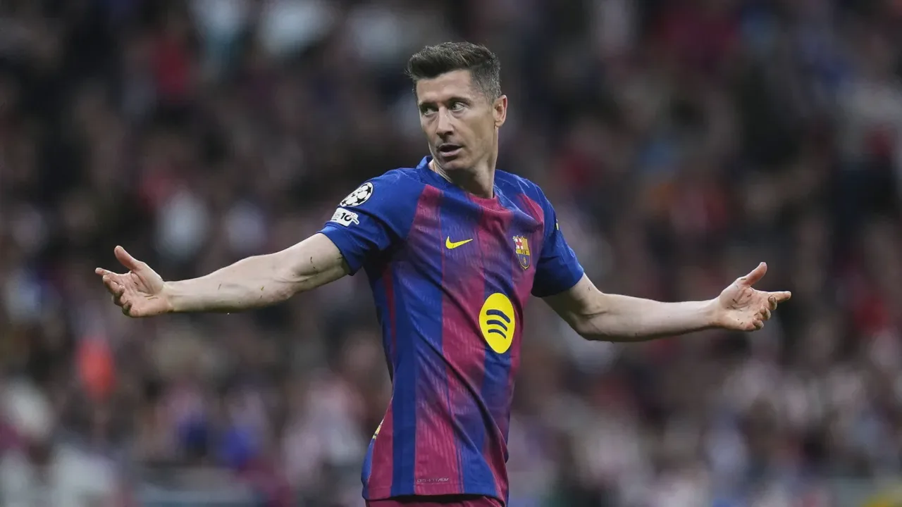 Robert Lewandowski com a camisa do Barcelona olhando para o horizonte em campo vazio ao entardecer