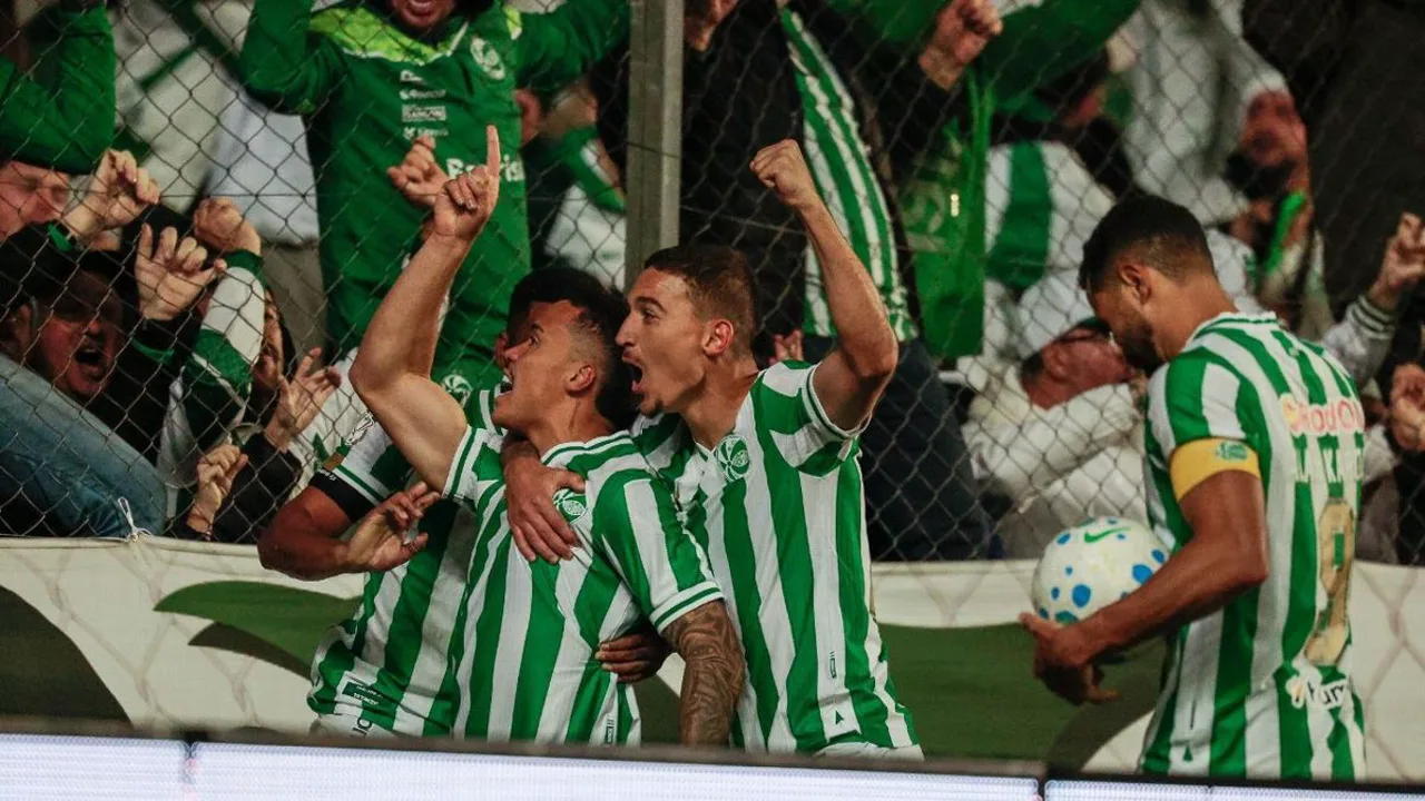 Jogadores do Juventude comemorando classificação às oitavas da Copa do Brasil no Alfredo Jaconi