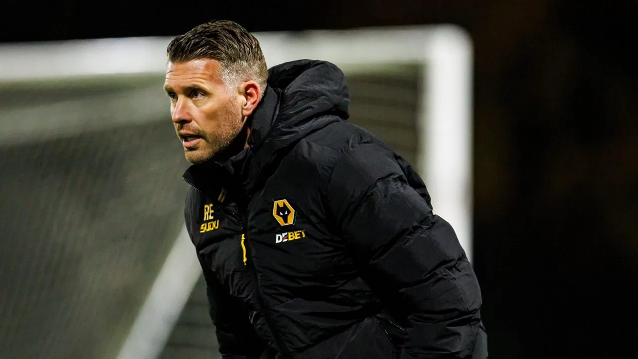 Rob Edwards, treinador do Wolverhampton Wanderers, orientando a equipe durante partida da Premier League 2025/2026