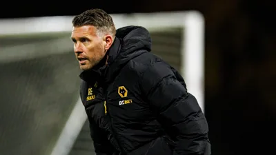 Rob Edwards e o Wolverhampton que ele recusa deixar jogar no escuro