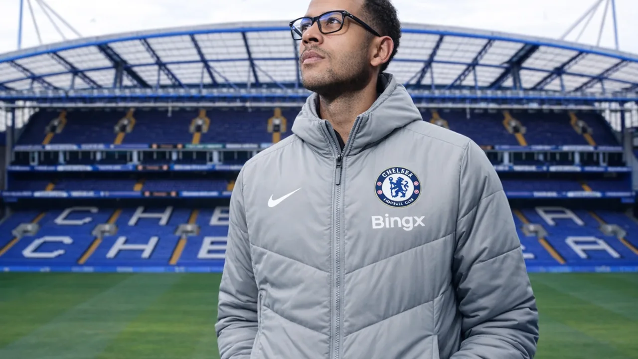 Liam Rosenior, treinador do Chelsea, orientando seus jogadores durante partida da Champions League 2025/2026