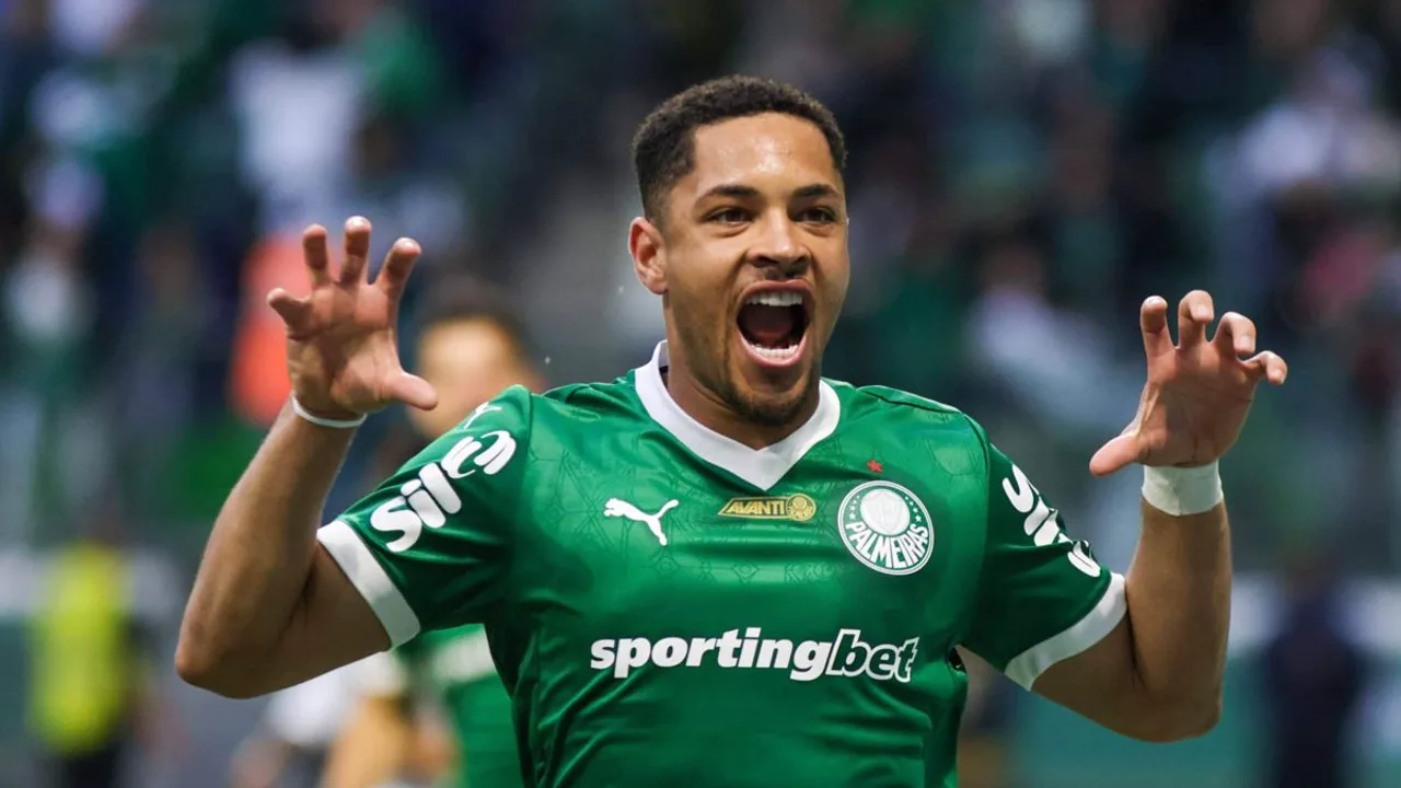 Vitor Roque pelo Palmeiras e Pedro Rocha pelo Coritiba em lances de finalização no Brasileirão 2026
