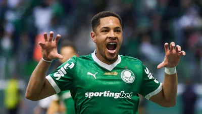 Vitor Roque frente a frente com Pedro Rocha: gol puro contra criação no Brasileirão