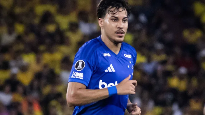 Kaio Jorge e William Bøving em campo pelo Brasileirão Série A 2026, em posição de ataque