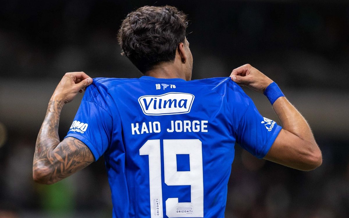 Em um time que joga 4-3-3, quem rende mais Kaio Jorge ou Bøving